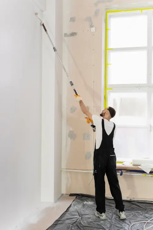 Pared interior recién pintada en una vivienda